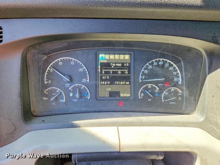 image for item YA2869 2020 Freightliner Cascadia semi truck