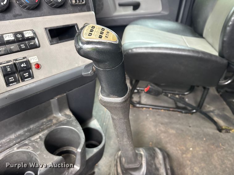 image for item YA2869 2020 Freightliner Cascadia semi truck