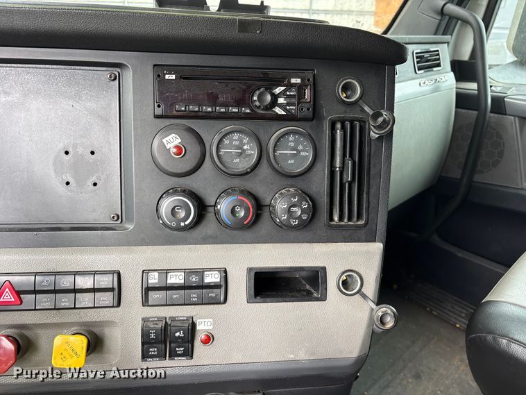 image for item YA2869 2020 Freightliner Cascadia semi truck