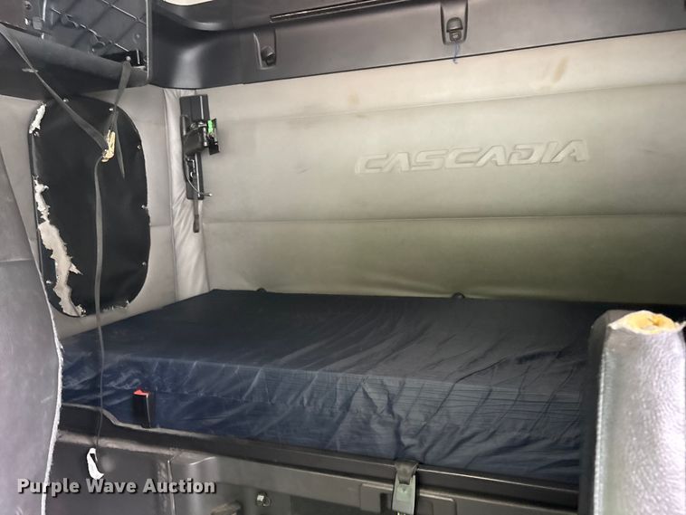 image for item YA2869 2020 Freightliner Cascadia semi truck
