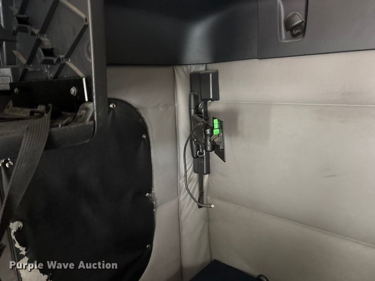 image for item YA2869 2020 Freightliner Cascadia semi truck