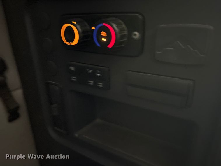 image for item YA2869 2020 Freightliner Cascadia semi truck