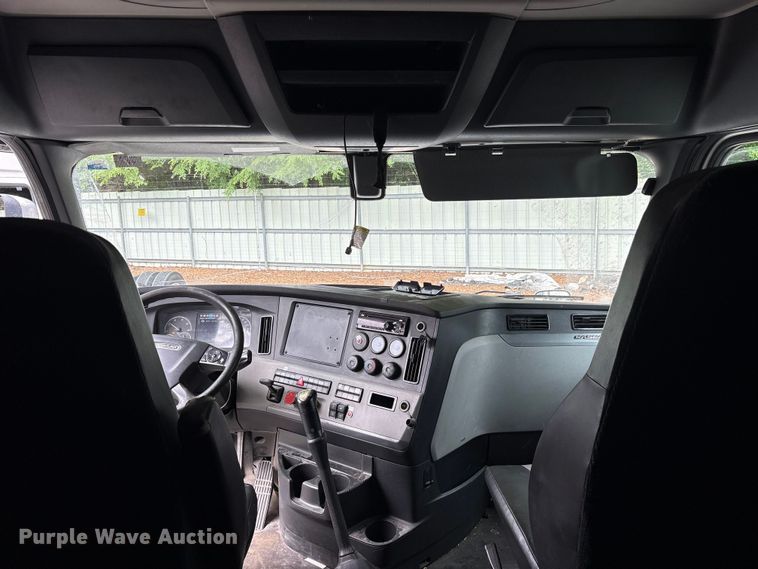 image for item YA2869 2020 Freightliner Cascadia semi truck