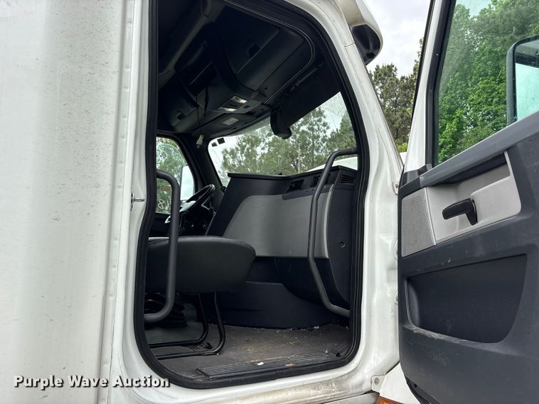 image for item YA2869 2020 Freightliner Cascadia semi truck