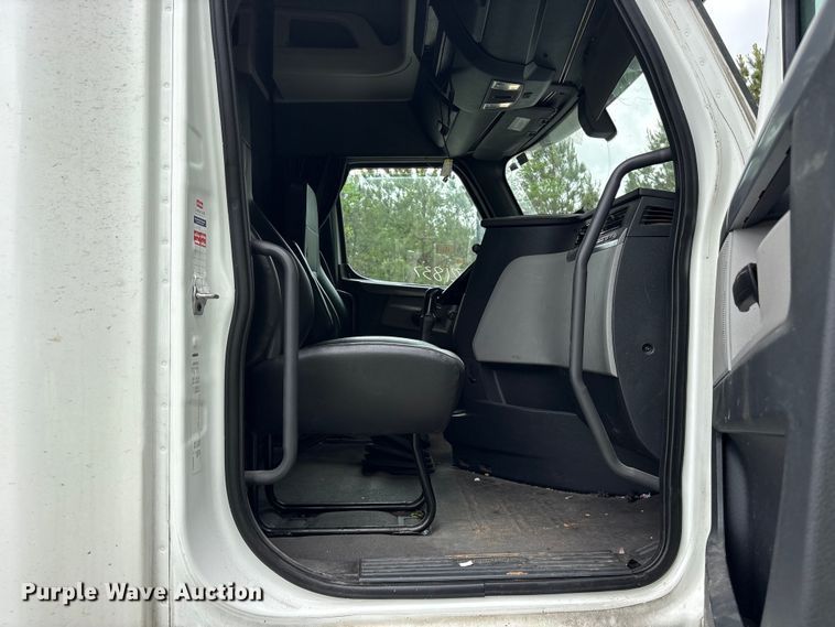 image for item YA2869 2020 Freightliner Cascadia semi truck