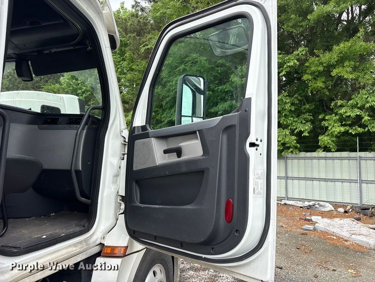 image for item YA2869 2020 Freightliner Cascadia semi truck