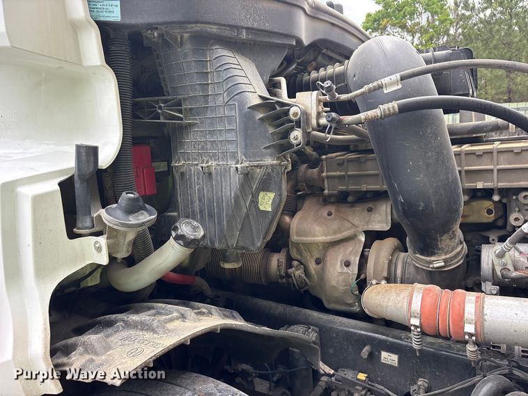 image for item YA2869 2020 Freightliner Cascadia semi truck