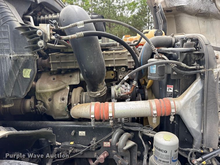image for item YA2869 2020 Freightliner Cascadia semi truck