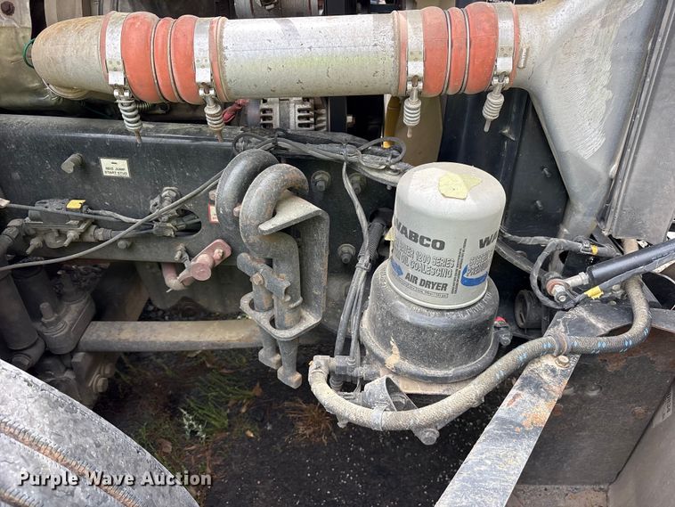 image for item YA2869 2020 Freightliner Cascadia semi truck