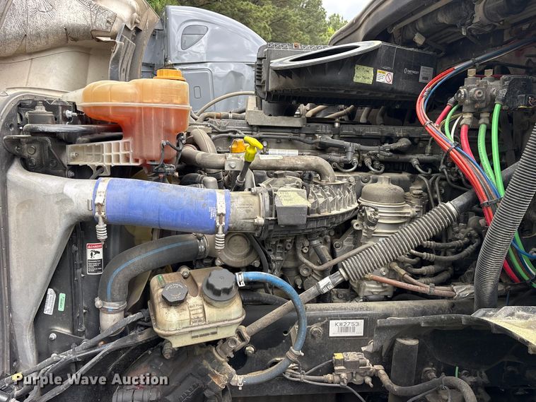 image for item YA2869 2020 Freightliner Cascadia semi truck