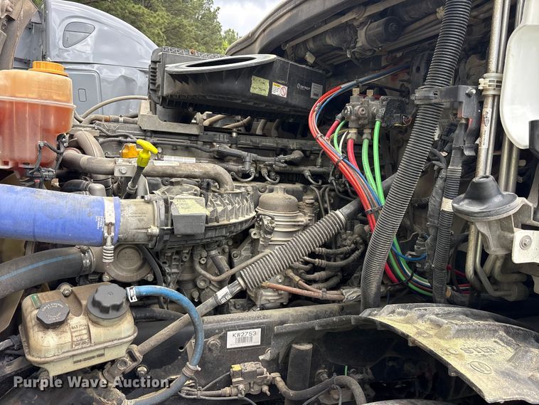 image for item YA2869 2020 Freightliner Cascadia semi truck