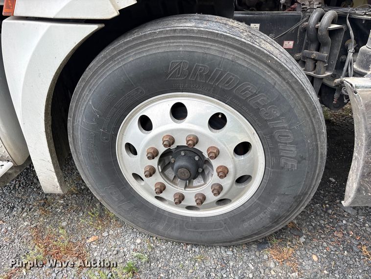 image for item YA2869 2020 Freightliner Cascadia semi truck