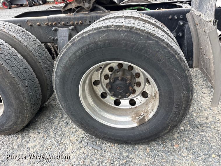 image for item YA2869 2020 Freightliner Cascadia semi truck