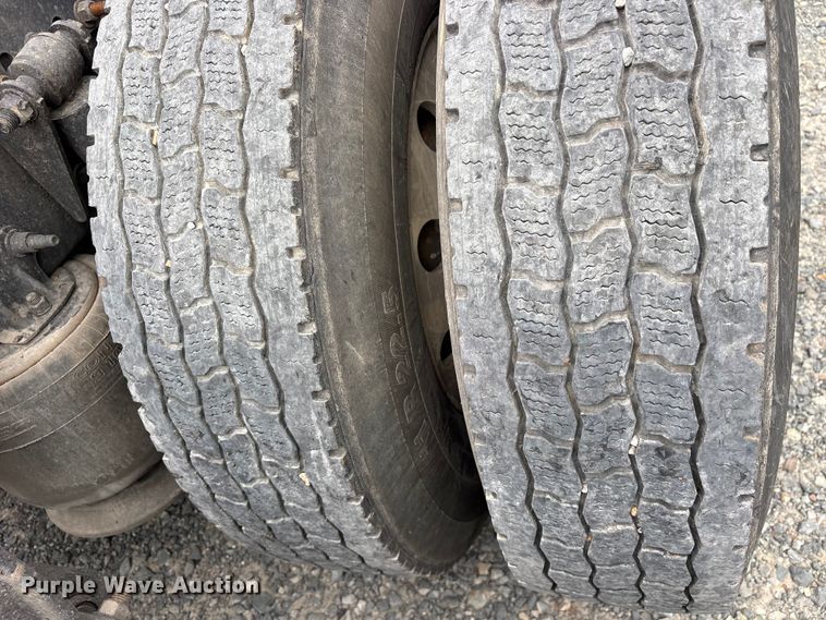 image for item YA2869 2020 Freightliner Cascadia semi truck