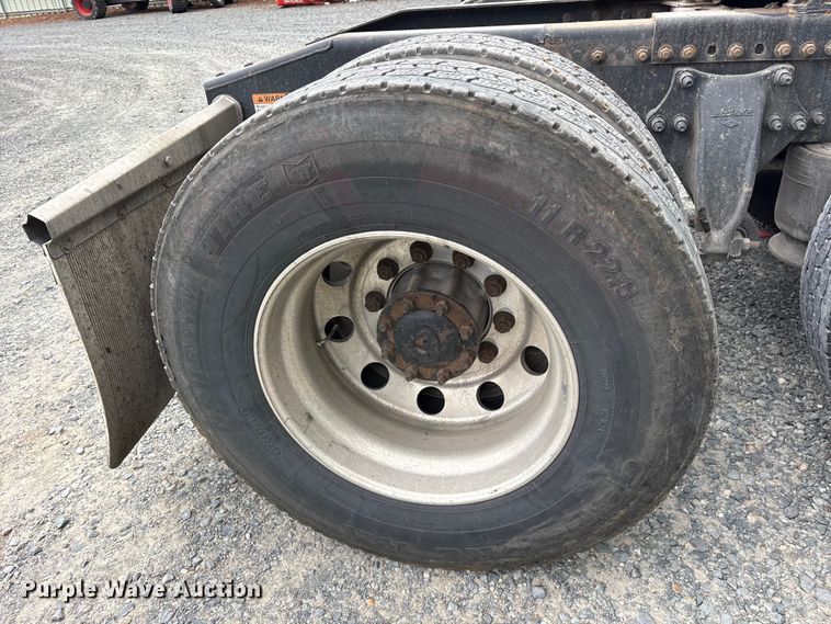 image for item YA2869 2020 Freightliner Cascadia semi truck