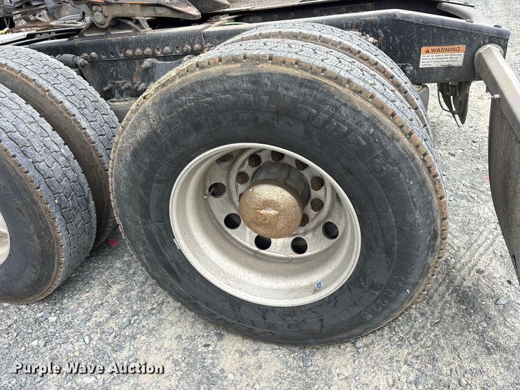 image for item YA2869 2020 Freightliner Cascadia semi truck