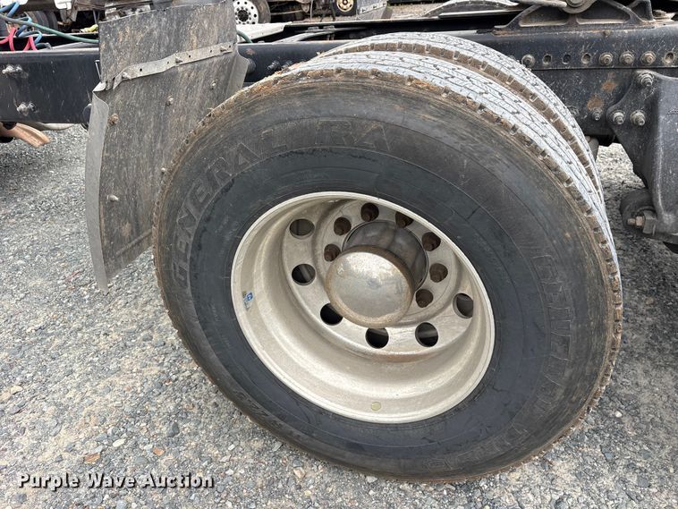 image for item YA2869 2020 Freightliner Cascadia semi truck