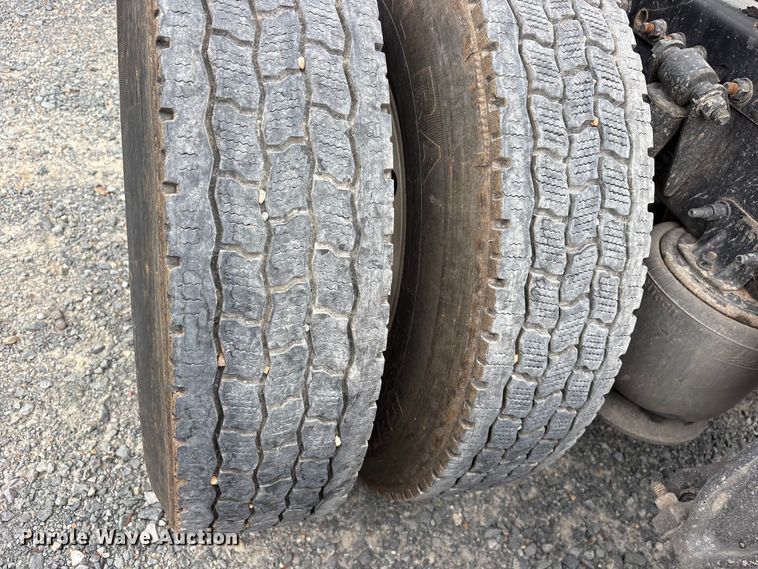 image for item YA2869 2020 Freightliner Cascadia semi truck