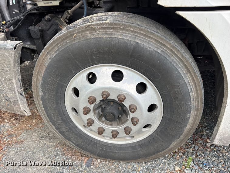 image for item YA2869 2020 Freightliner Cascadia semi truck