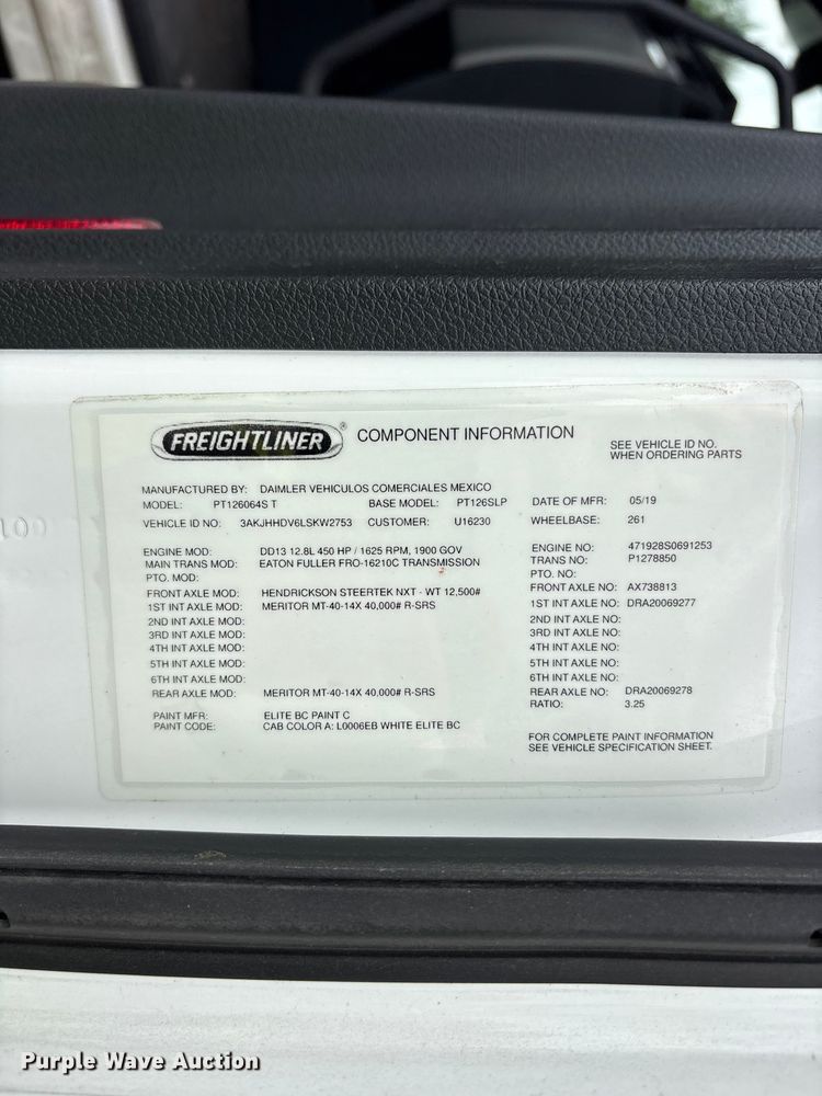 image for item YA2869 2020 Freightliner Cascadia semi truck
