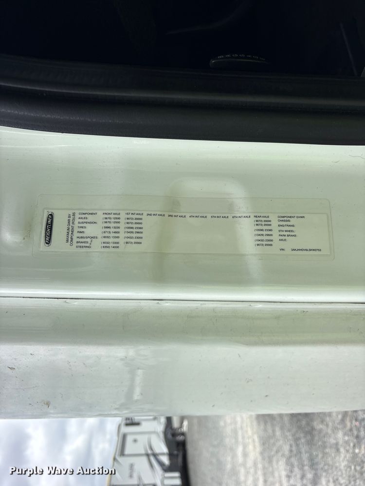 image for item YA2869 2020 Freightliner Cascadia semi truck