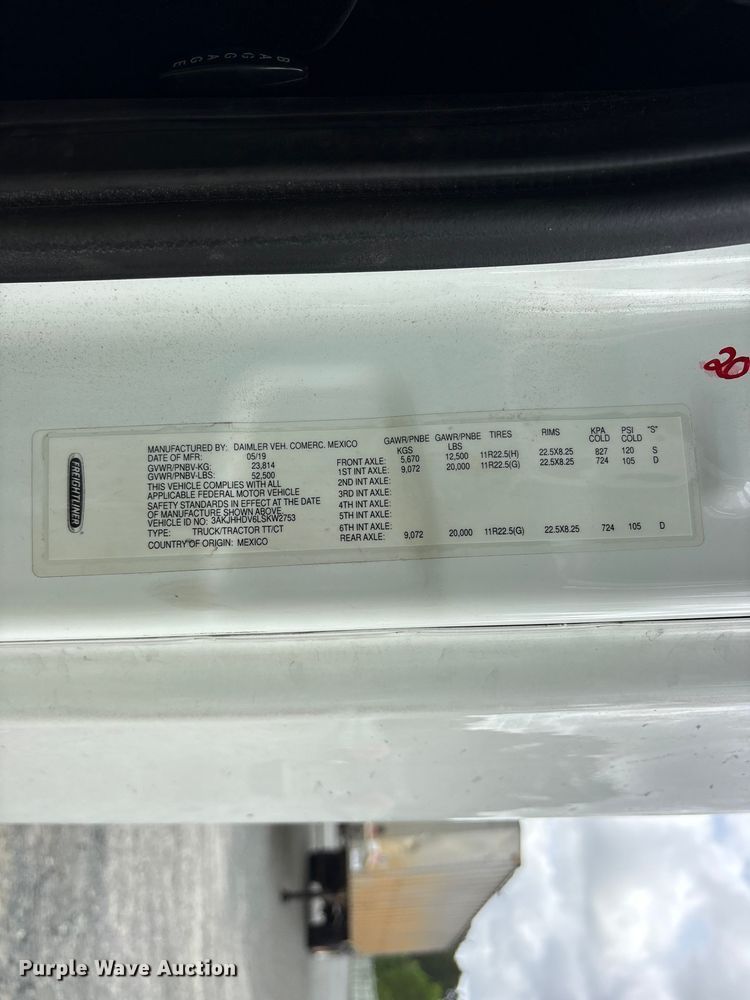 image for item YA2869 2020 Freightliner Cascadia semi truck