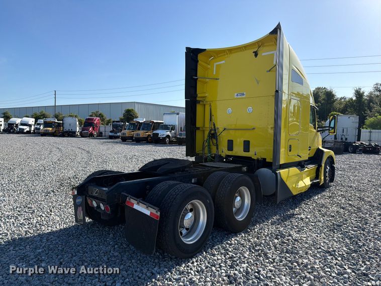 image for item YA2929 2023 Kenworth T680 semi truck