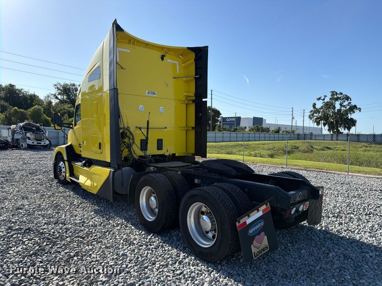 image for item YA2929 2023 Kenworth T680 semi truck