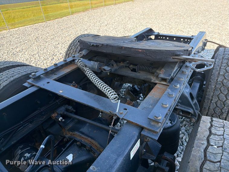 image for item YA2929 2023 Kenworth T680 semi truck