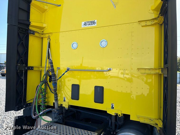 image for item YA2929 2023 Kenworth T680 semi truck
