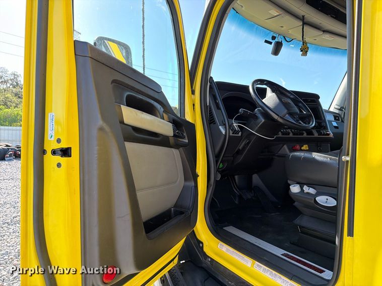 image for item YA2929 2023 Kenworth T680 semi truck
