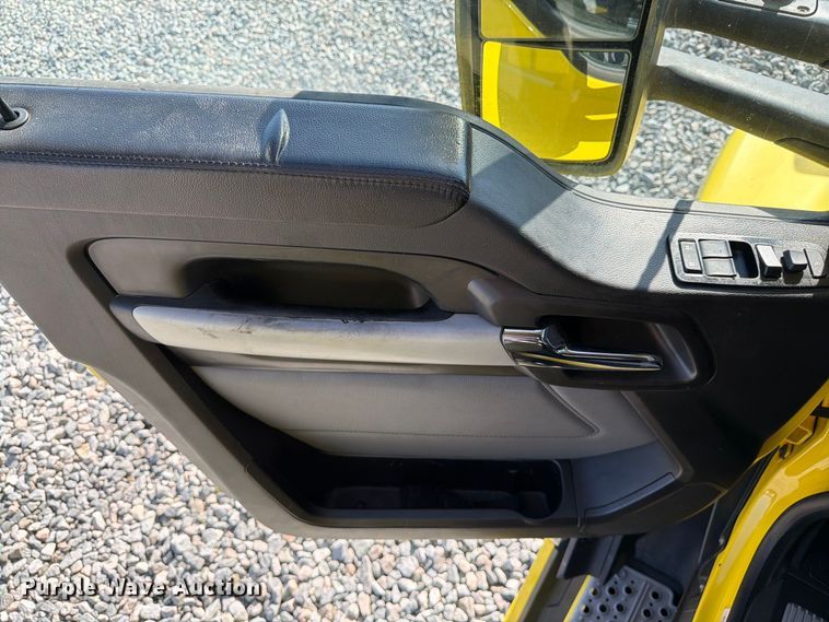 image for item YA2929 2023 Kenworth T680 semi truck