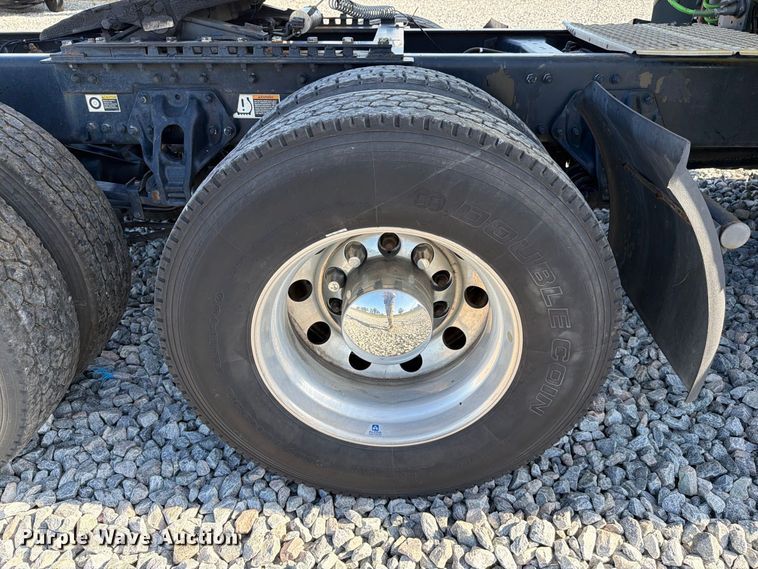 image for item YA2929 2023 Kenworth T680 semi truck