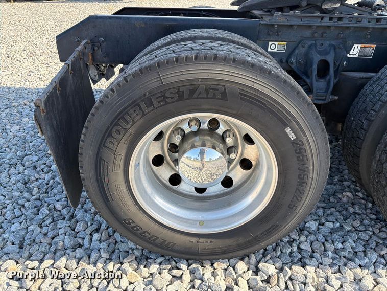 image for item YA2929 2023 Kenworth T680 semi truck