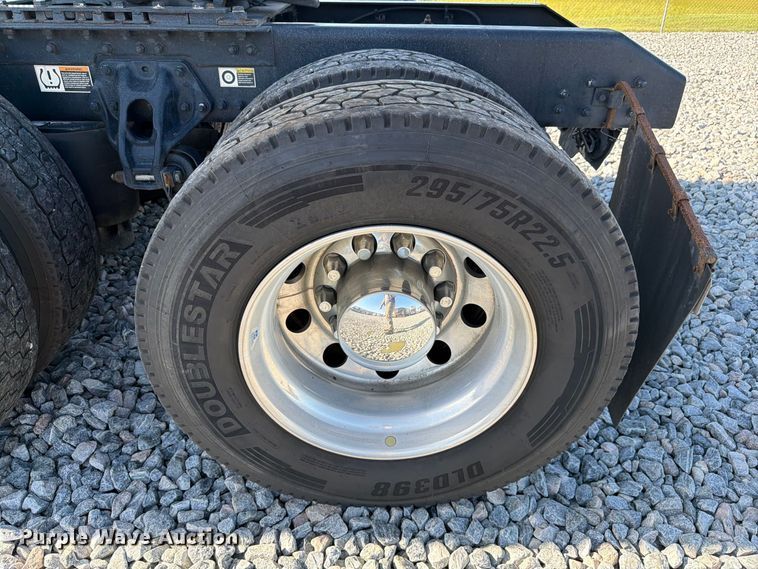 image for item YA2929 2023 Kenworth T680 semi truck