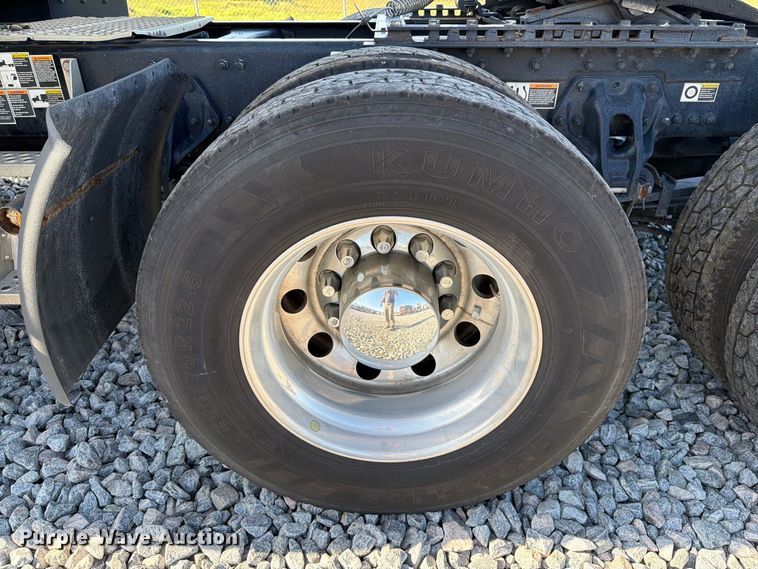 image for item YA2929 2023 Kenworth T680 semi truck