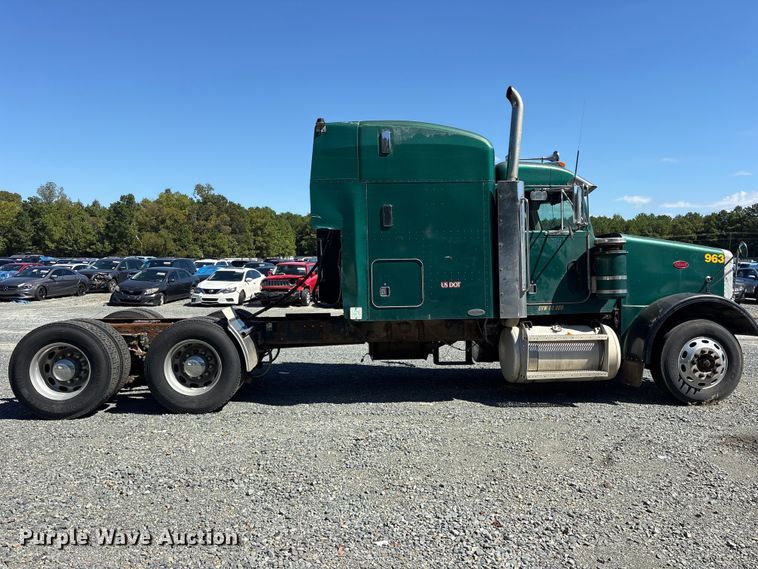 image for item YA2953 2007 Peterbilt 379 truck cab and chassis