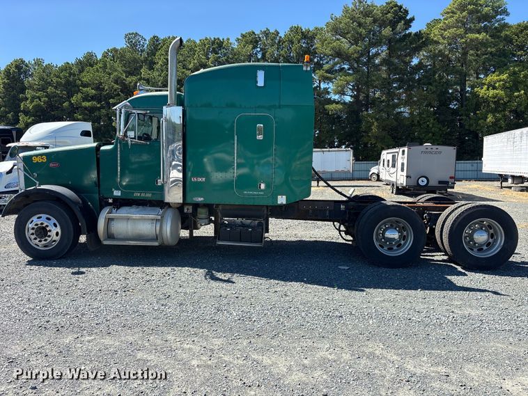 image for item YA2953 2007 Peterbilt 379 truck cab and chassis