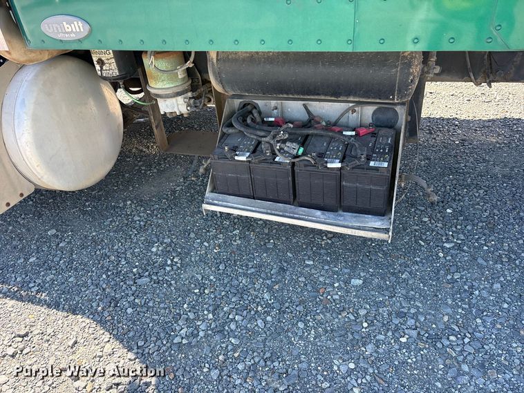 image for item YA2953 2007 Peterbilt 379 truck cab and chassis