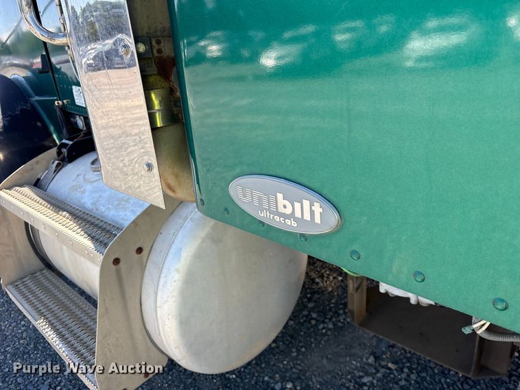image for item YA2953 2007 Peterbilt 379 truck cab and chassis