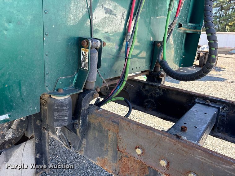 image for item YA2953 2007 Peterbilt 379 truck cab and chassis