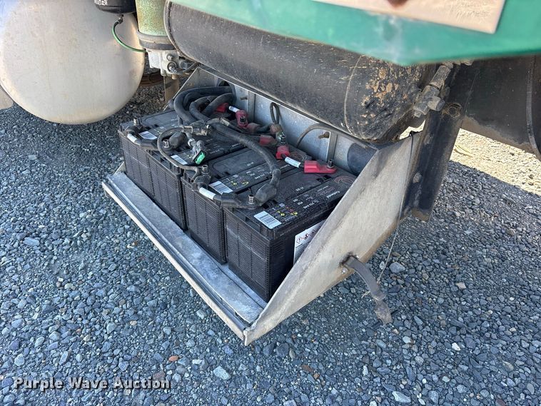 image for item YA2953 2007 Peterbilt 379 truck cab and chassis