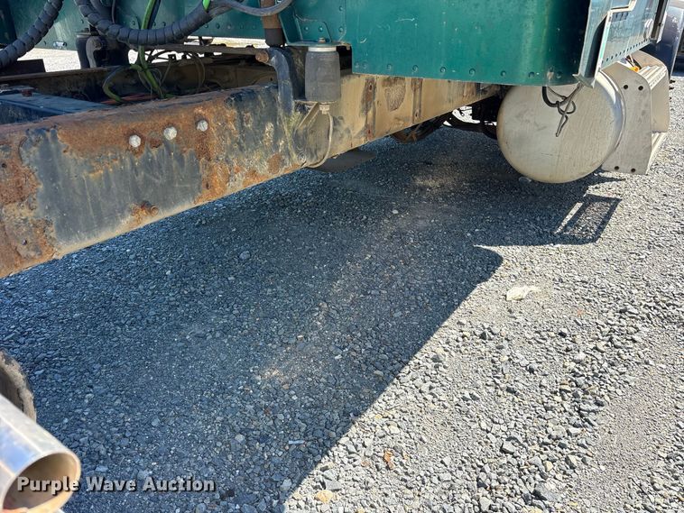 image for item YA2953 2007 Peterbilt 379 truck cab and chassis