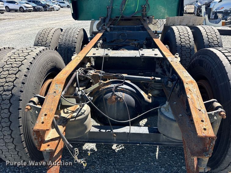 image for item YA2953 2007 Peterbilt 379 truck cab and chassis