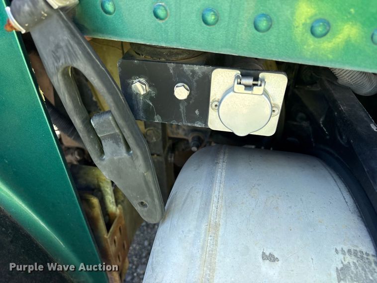 image for item YA2953 2007 Peterbilt 379 truck cab and chassis