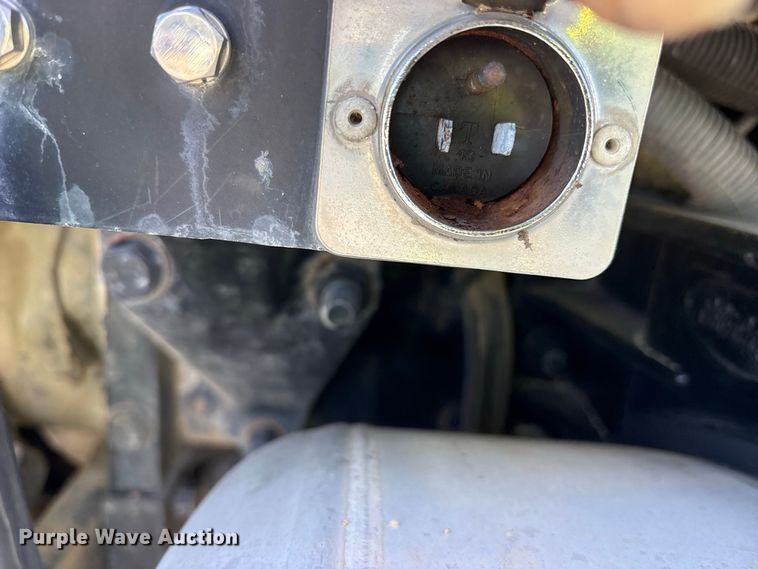 image for item YA2953 2007 Peterbilt 379 truck cab and chassis