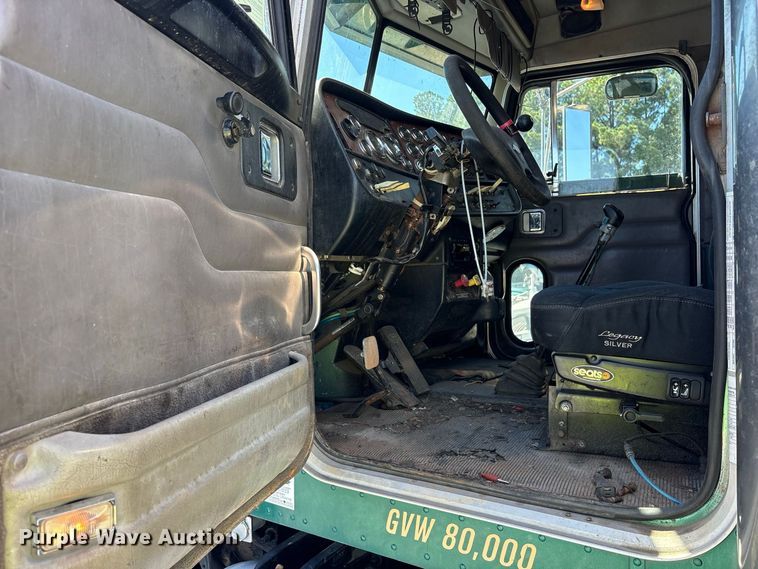 image for item YA2953 2007 Peterbilt 379 truck cab and chassis