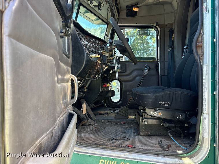 image for item YA2953 2007 Peterbilt 379 truck cab and chassis