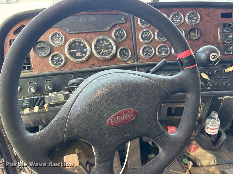 image for item YA2953 2007 Peterbilt 379 truck cab and chassis