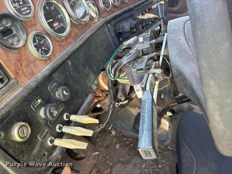 image for item YA2953 2007 Peterbilt 379 truck cab and chassis